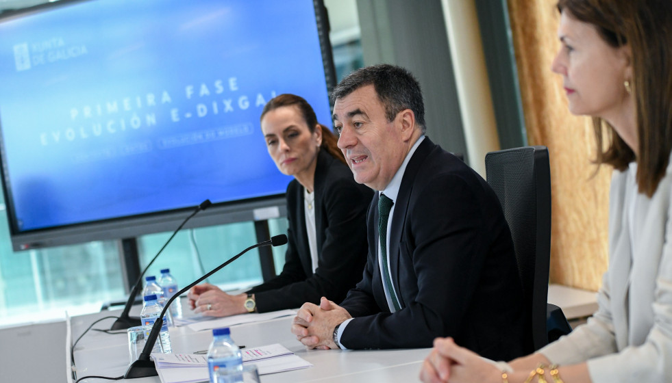 El conselleiro de Educación, Ciencia, FP e Universidades, Román Rodríguez, y la directora xeral de Ordenación e Innovación Educativa, Judith Fernández, en rueda de prensa.