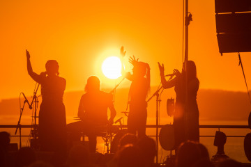 Archivo - Un grupo actúa en la terraza del Auditorio Mar de Vigo durante el festival