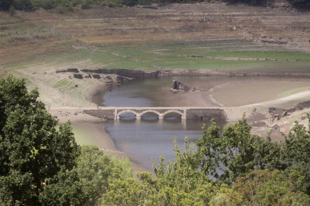 Archivo - Embalse de Belesar en el Río Miño, a 3 de agosto de 2023, en Lugo, Galicia (España).