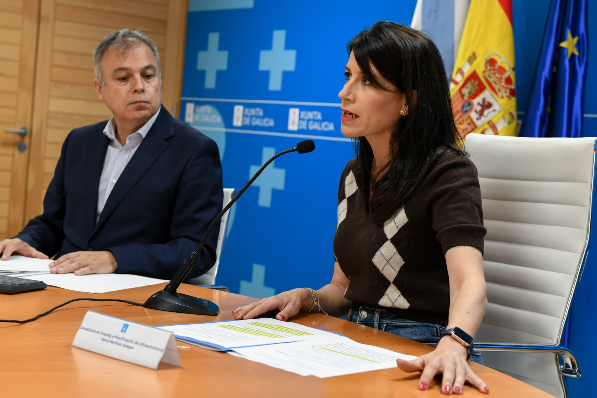 Rueda de prensa de la conselleira de Vivenda, María M. Allegue, y el responsable del IGVS, Heriberto García