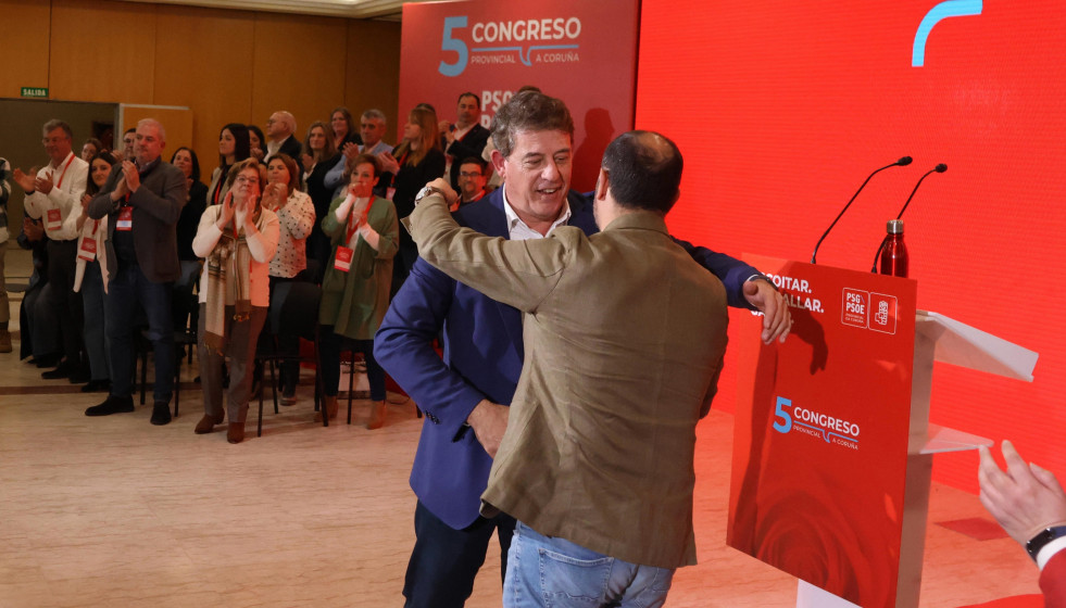 EL secretario xeral del PSdeG, José Ramón Gómez Besteiro, junto al recién reelegido secretario provincial de  A Coruña, Bernardo Fernández.