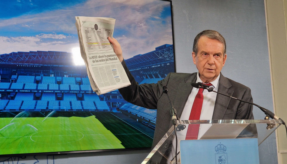 Archivo - El alcalde de Vigo, Abel Caballero, en la rueda de prensa en la que denunció la exclusión de la ciudad como sede para el Mundial de fútbol de 2030.