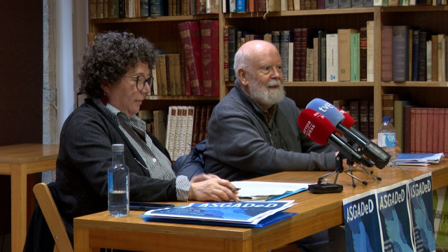 Portavoces de la Asociación Galega na Defensa do Sistema Público de Dependencia e Discapacidade (Asgaded), Margarita Prieto y Francisco Vázquez, en rueda de prensa.