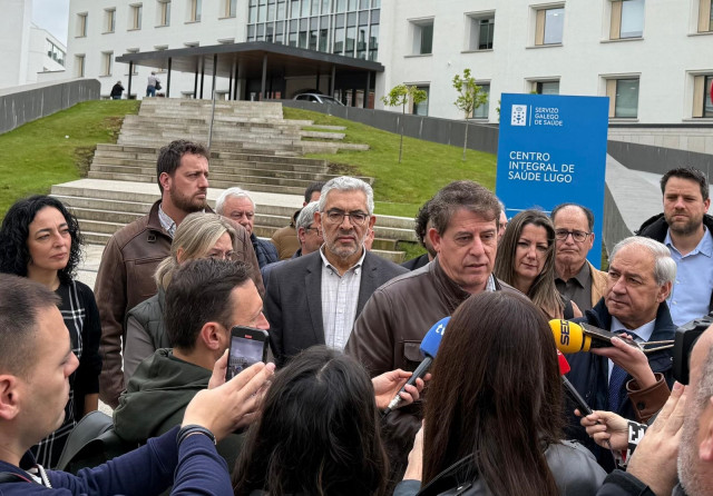 El secretario xeral del PSdeG, José Ramón Gómez Besteiro, ante el Centro de Salud Integrado de Lugo junto a otros cargos socialistas