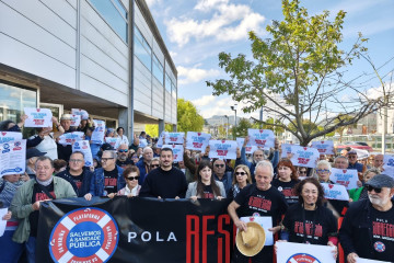 Cientos de personas protestan en el centro de salud de Viveiro (Lugo) contra la falta de médicos convocadas por la Plataforma Sanitaria da Mariña.