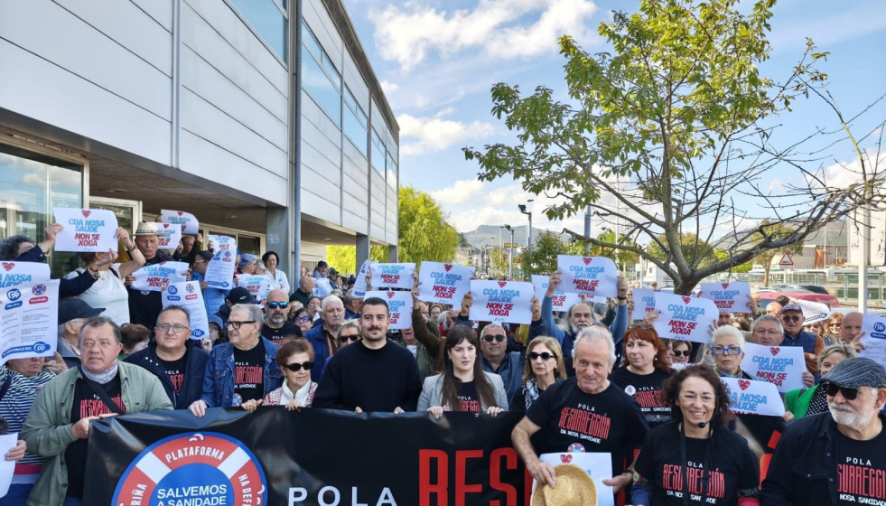 Cientos de personas protestan en el centro de salud de Viveiro (Lugo) contra la falta de médicos convocadas por la Plataforma Sanitaria da Mariña.