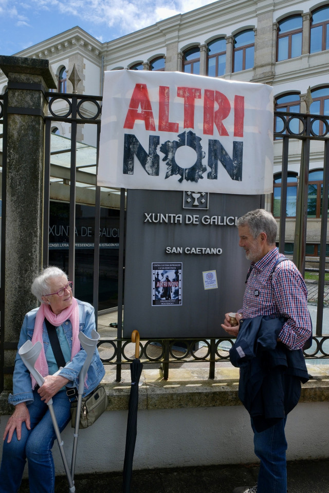 Archivo - Dos personas durante una nueva protesta contra la empresa de celulosa Altri, en la puerta principal de la Xunta de Galicia, a 30 de junio de 2024, en Santiago de Compostela, A Coruña, Galicia (España).