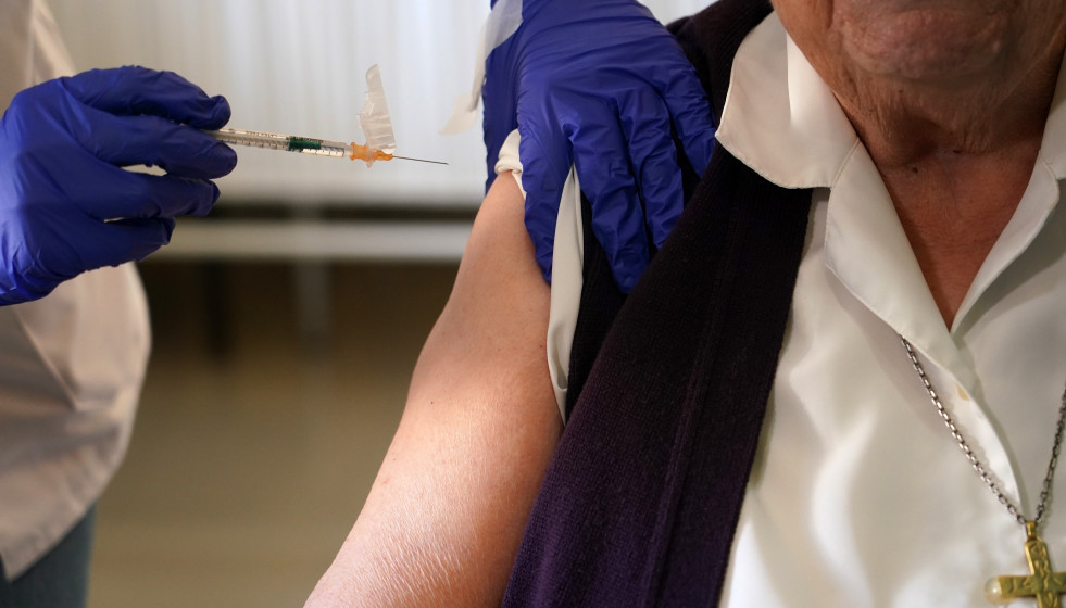 Archivo - Los mayores reciben la vacuna contra la gripe, a 9 de octubre de 2024, en Málaga, Andalucía (España). El 9 de octubre comienza la campaña de vacunación contra la gripe, dirigida a los i