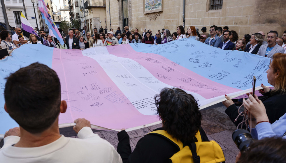 Decenas de personas durante la concentración contra las enmiendas a la Ley Trans de la Comunidad Valenciana, en el exterior de las Cortes Valencianas, a 15 de mayo de 2025, en Valencia, Comunidad Val