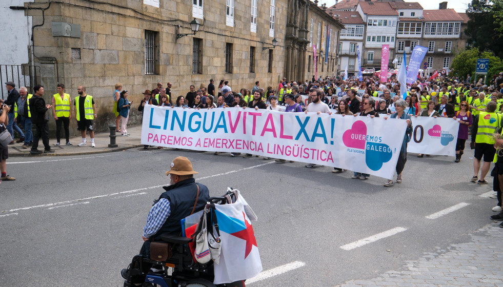 Decenas de personas durante una manifestación por el uso de la lengua gallega, coincidiendo con el Día de las Letras Galegas, a 17 de mayo de 2025, en Santiago de Compostela, A Coruña, Galicia (Esp