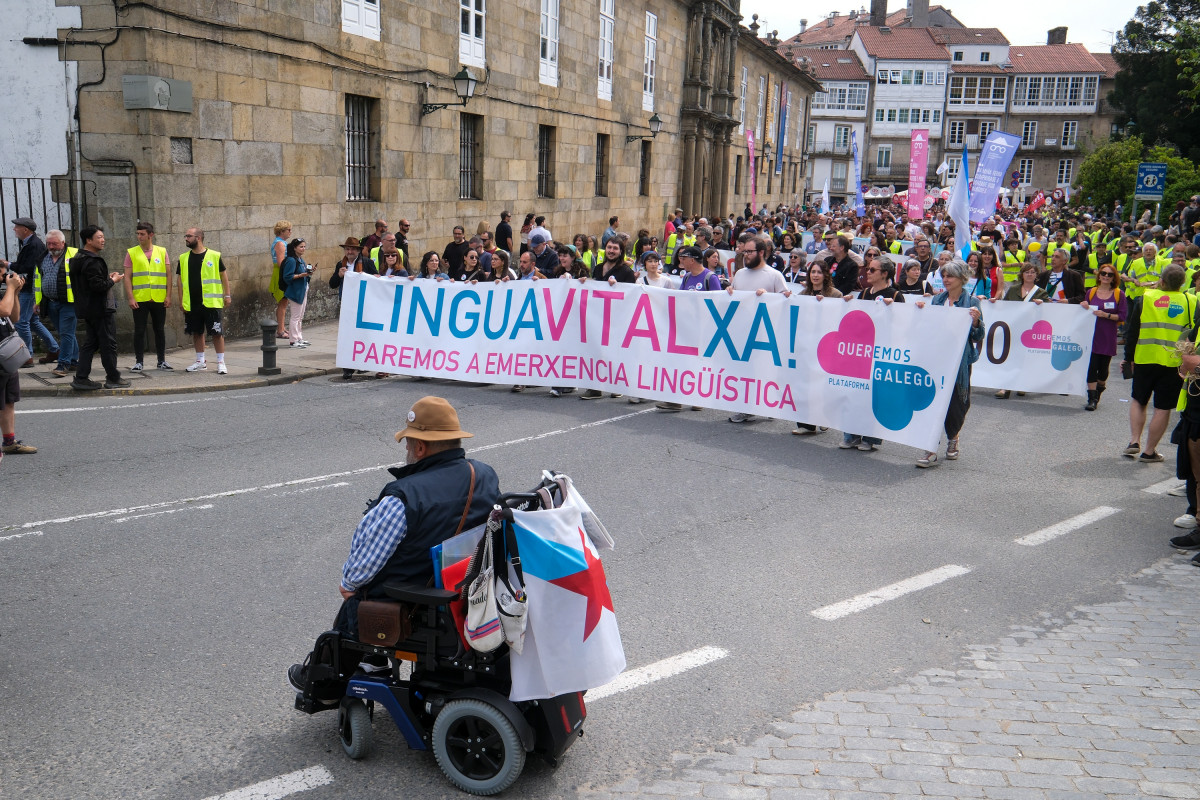 Decenas de personas durante una manifestación por el uso de la lengua gallega, coincidiendo con el Día de las Letras Galegas, a 17 de mayo de 2025, en Santiago de Compostela, A Coruña, Galicia (Esp