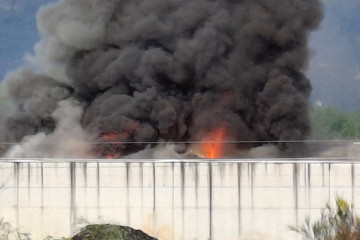 Incendio en una nave de gestión de residuos en el Polígono das Gándaras, en O Porriño (Pontevedra).
