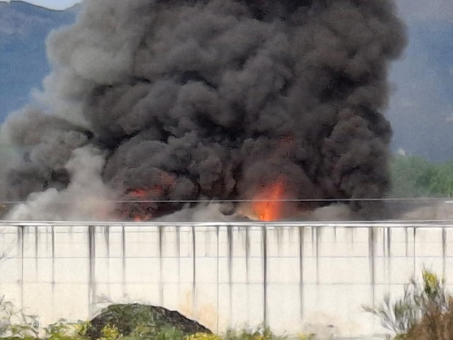 Incendio en una nave de gestión de residuos en el Polígono das Gándaras, en O Porriño (Pontevedra).