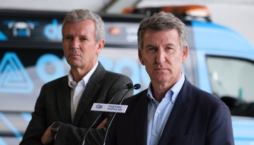 El presidente del Partido Popular, Alberto Núñez Feijóo, interviene ante los medios junto al presidente de la Xunta de Galicia y del PPdeG, Alfonso Rueda, después de visitar el Centro Integrado de