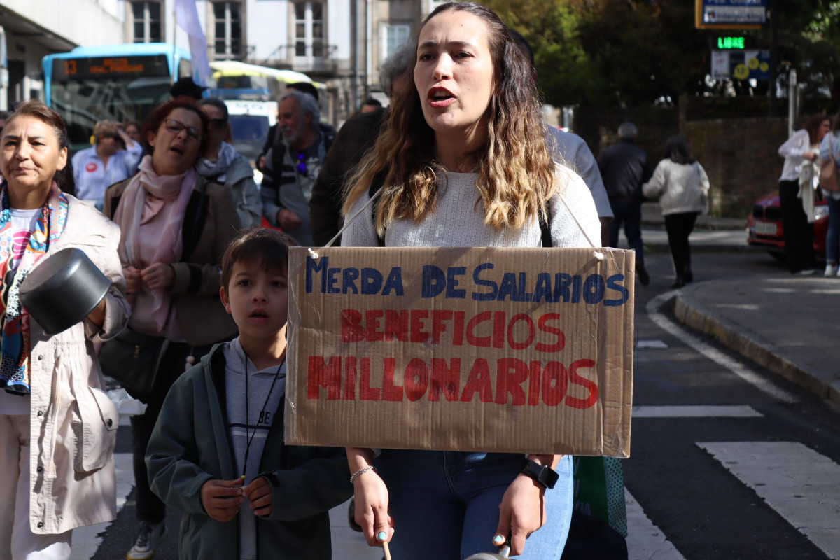 Una manifestante el sábado en la protesta de las trabajadoras de residencias en una foto de CIG