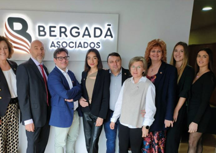 El equipo de Bergadu00e1 Asociados que ganu00f3 este pleito en una imagen de su Facebook