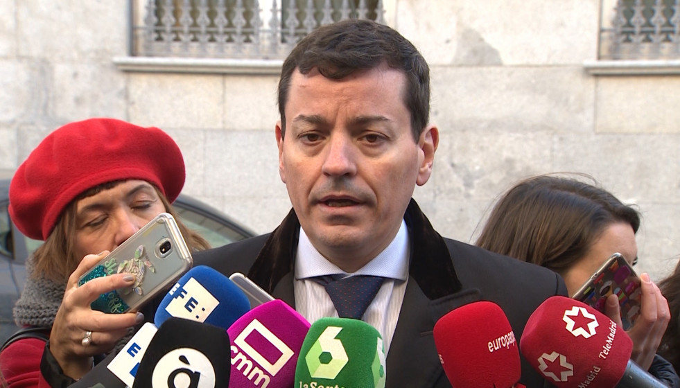 Archivo - José Luis Bayo, expresidente de Nuevas Generaciones del PP de Valencia, solicita la libertad del expresidente valenciano Eduardo Zaplana, en una rueda de prensa a las puertas del Consejo Ge