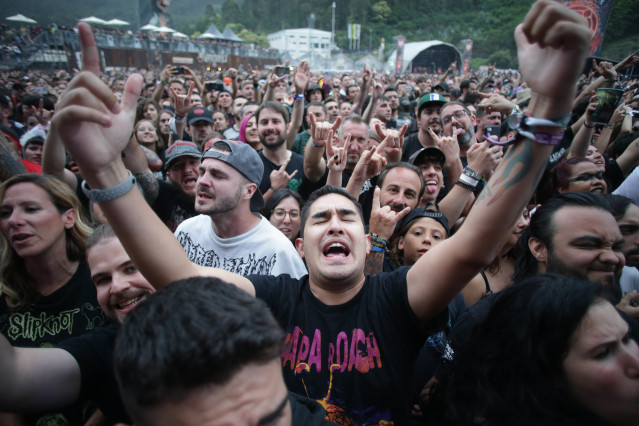Archivo - Público durante la actuación de Papa Roach en el Resurrection Fest, a 30 de junio de 2023, en Viveiro, Lugo