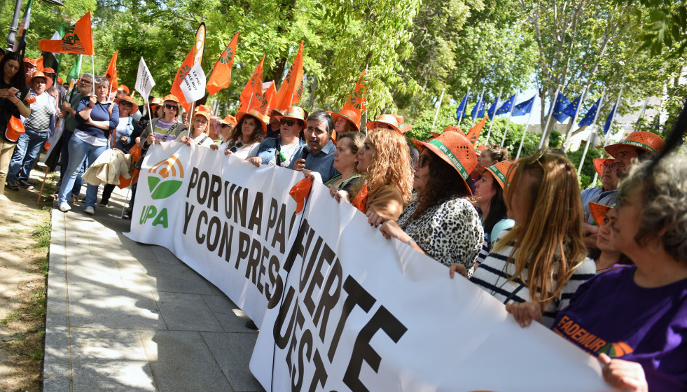 Varias personas con una pancarta durante una concentración de agricultores convocada por la Unión de Pequeños Agricultores y Ganaderos (UPA), frente a la sede de la Unión Europea en Madrid, a 20 d
