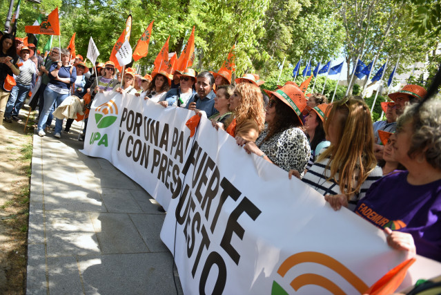 Varias personas con una pancarta durante una concentración de agricultores convocada por la Unión de Pequeños Agricultores y Ganaderos (UPA), frente a la sede de la Unión Europea en Madrid, a 20 de mayo de 2025, en Madrid.