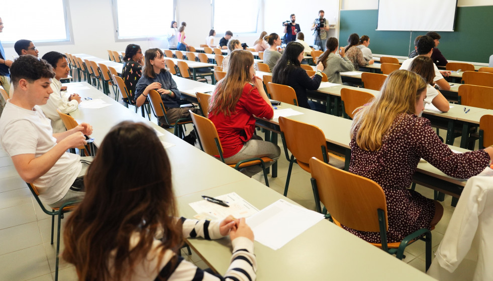 Archivo - Estudiantes se examinan de la Selectividad