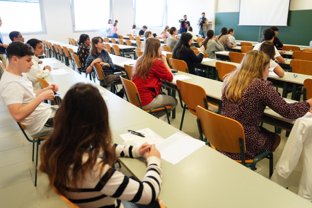 Archivo - Estudiantes se examinan de la Selectividad