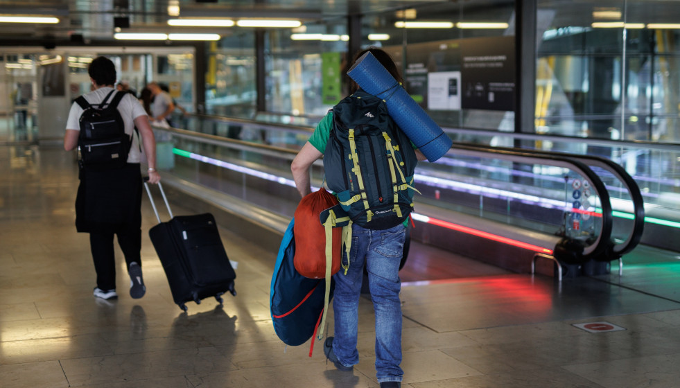 Archivo - Varias personas con equipaje en la terminal T4 del Aeropuerto Adolfo Suárez Madrid-Barajas, a 12 de julio de 2024, en Madrid (España).