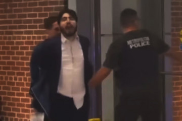 Elías Rodríguez siendo detenido