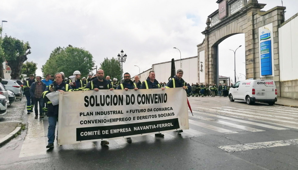Los trabajadores de Navantia se manifiestan por las calles de Ferrol para criticar la actitud del Ministerio de Hacienda