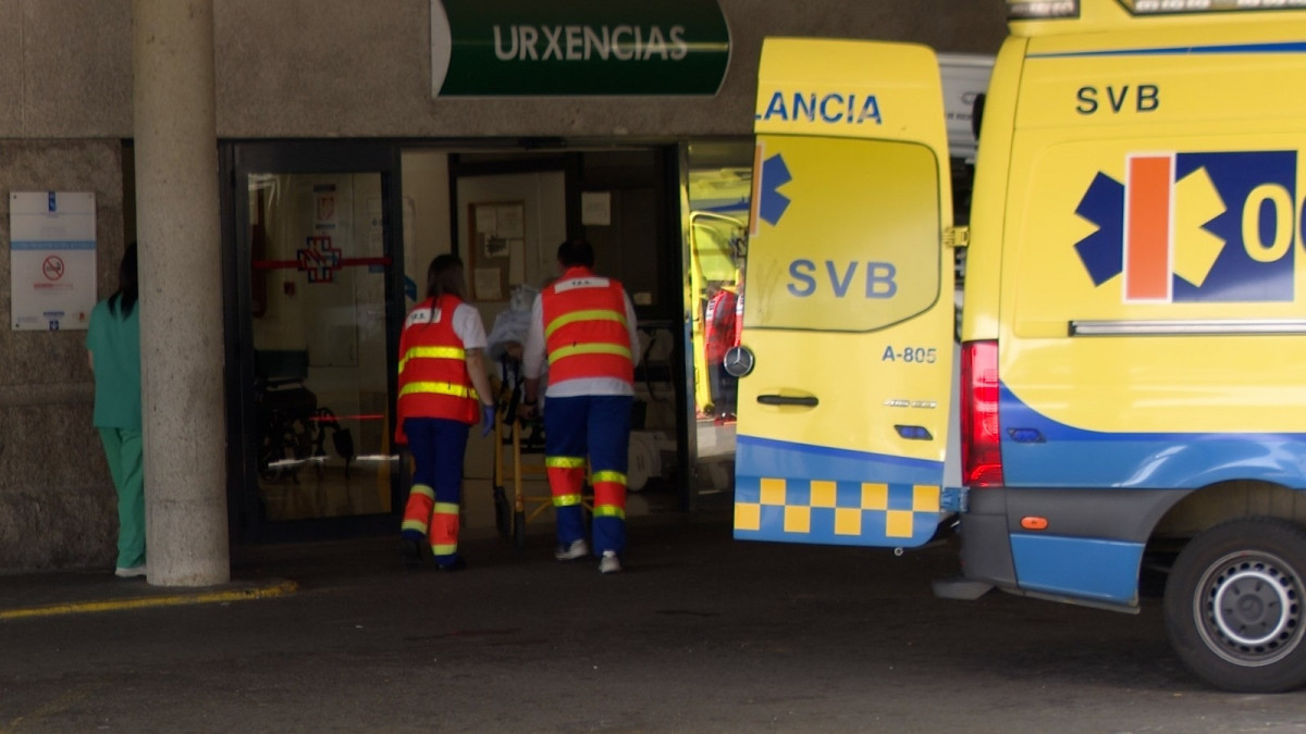 Sanitarios trasladan una camilla de una ambulancia al servicio de urgencias del Hospital Clínico de Santiago de Compostela el día del apagón, el 28 de abril de 2025.