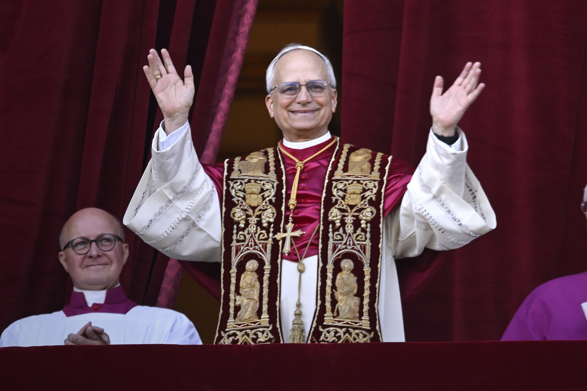 El cardenal Robert Prevost, Papa León XIV, el Papa número 267 de la historia, comparece ante sus fieles, en el balcón de la Basílica de San Pedro, a 8 de mayo de 2025, en La Ciudad del Vaticano (E
