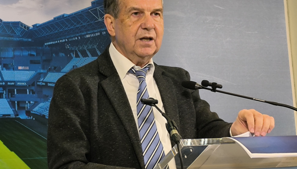 El alcalde de Vigo, Abel Caballero, informa en rueda de prensa sobre la reunión con responsables de la RFEF, en Vigo, a 13 de mayo de 2025.