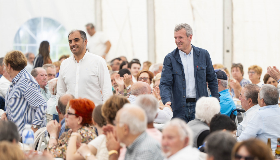 El presidente del PPdeG, Alfonso Rueda, en la 'romería' popular en el Monte Castrove del PP de Poio.