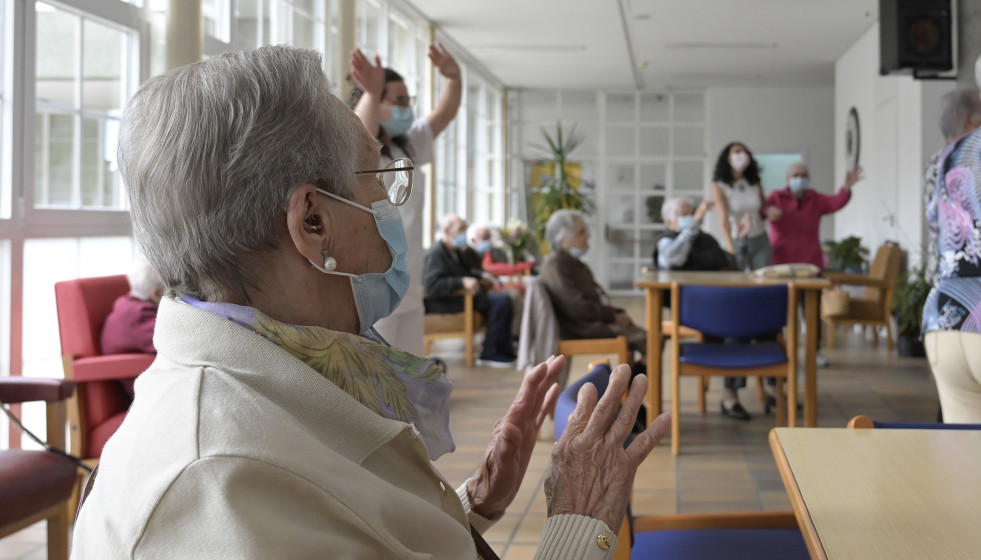 Archivo - Varios ancianos en una de las salas de la Residencia de mayores de Carballo, a 19 de junio de 2021, en A Coruña, Galicia (España). La Xunta de Galicia ha decidido levantar las restriccione