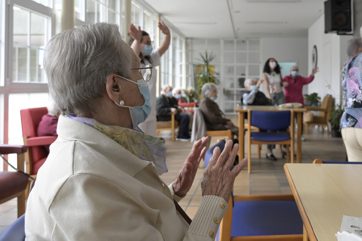 Archivo - Varios ancianos en una de las salas de la Residencia de mayores de Carballo, a 19 de junio de 2021, en A Coruña, Galicia (España). La Xunta de Galicia ha decidido levantar las restriccione