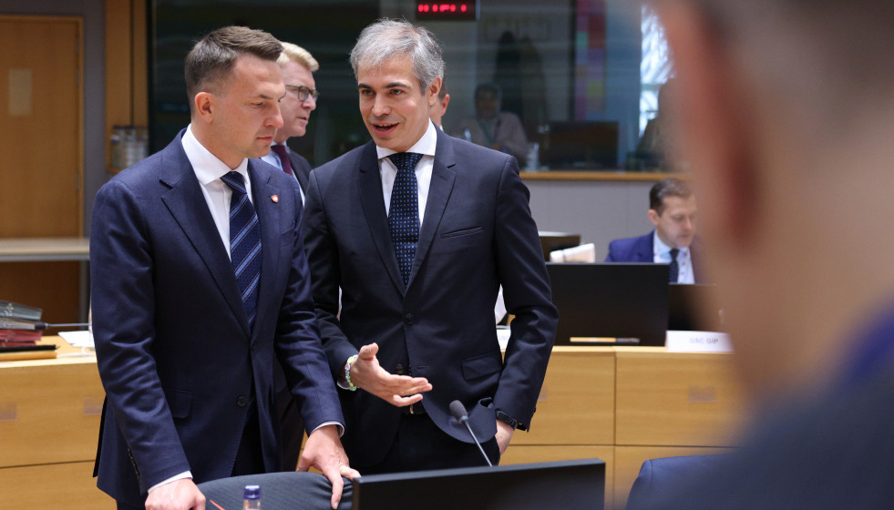 El ministro de Asuntos Europeos de Polonia, Adam Szlapka, junto al secretario de Estado de España para la UE, Fernando Sampedro, este martes en Bruselas.