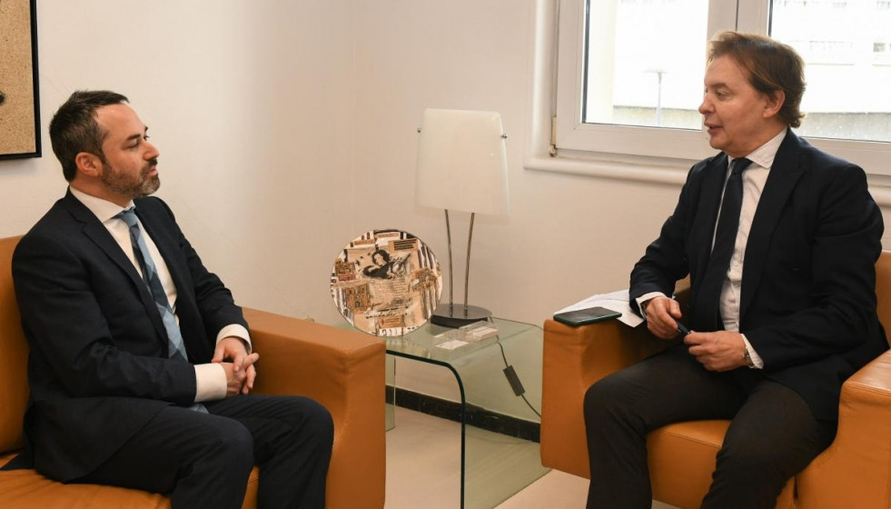 Reunión del encargado de Negocios de la Embajada de Israel en España, Dan Poraz, y el director xeral de Relacións Exteriores de la Xunta de Galicia, Jesús Gamallo