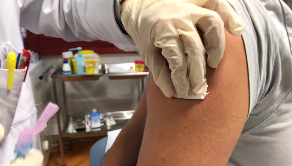 Archivo - Personal de enfermería suministra una vacuna contra la gripe en la campaña de 2020, en plena pandemia por el coronavirus. Covid-19, gripe, vacunas.
