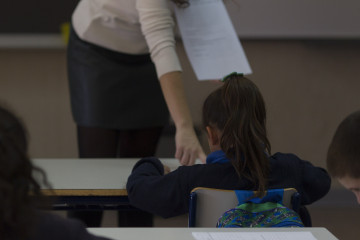 Archivo - Colegio, escuela, aula, primaria, clase, niño, niña, niños, estudiando, estudiar, escribir, escribiendo, deberes, profesor, profesora, profesores  Colegio, escuela, aula, primaria, infant