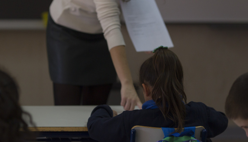 Archivo - Colegio, escuela, aula, primaria, clase, niño, niña, niños, estudiando, estudiar, escribir, escribiendo, deberes, profesor, profesora, profesores  Colegio, escuela, aula, primaria, infant