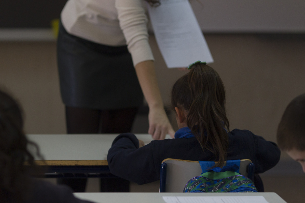 Archivo - Colegio, escuela, aula, primaria, clase, niño, niña, niños, estudiando, estudiar, escribir, escribiendo, deberes, profesor, profesora, profesores  Colegio, escuela, aula, primaria, infant