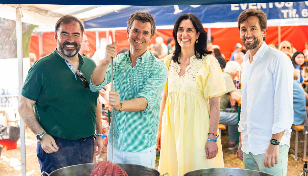 La secretaria general del PPdeG, Paula Prado, junto a otros cargos del partido en las Fiestas de la Ascensión de Santiago de Compostela