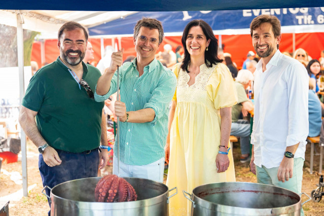 La secretaria general del PPdeG, Paula Prado, junto a otros cargos del partido en las Fiestas de la Ascensión de Santiago de Compostela