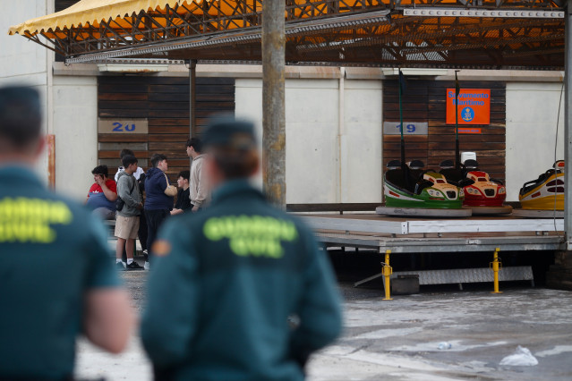 Varios agentes de la Guardia Civil vigilan la zona donde ha ocurrido el suceso, a 30 de mayo de 2025, en Burela, Lugo, Galicia (España). Unas ocho personas han resultado heridas en un atropello múltiple registrado durante la celebración de las fiestas pat