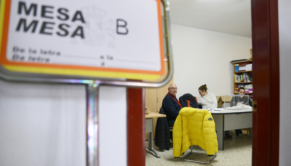 Archivo - Una mesa electoral.
