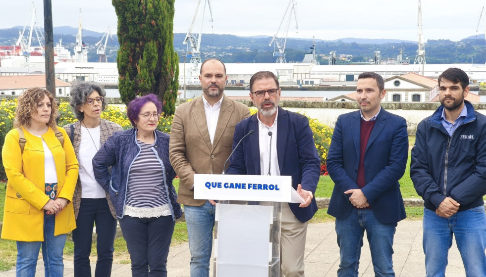 El portavoz del PSOE en Ferrol, Ángel Mato, junto al secretario provincial Bernardo Fernández, en rueda de prensa
