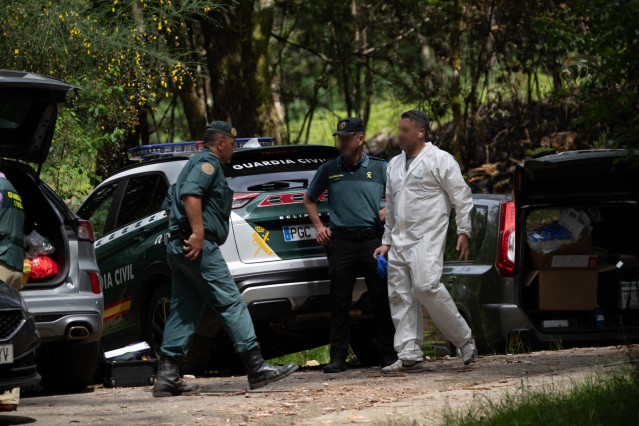 Agentes de la Guardia Civil en el lugar en el que se han encontrado los cuerpos, a 31 de mayo de 2025, en Campo Lameiro, Pontevedra, Galicia (España).