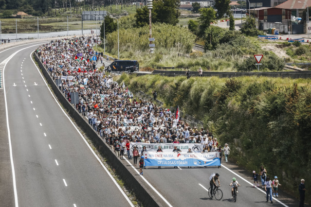 Cientos de personas durante una nueva protesta contra Altri, a 1 de junio de 2025, en Pontevedra, Galicia (España).