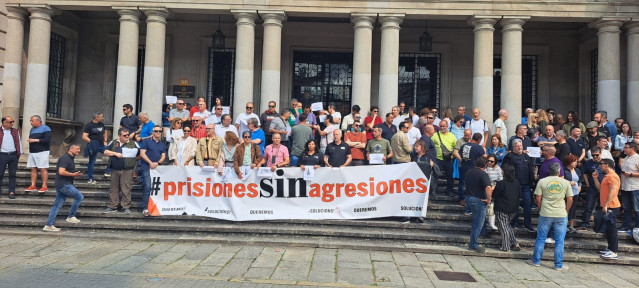 Concentración de funcionarios de prisiones contra agresiones en la cárcel de A Lama