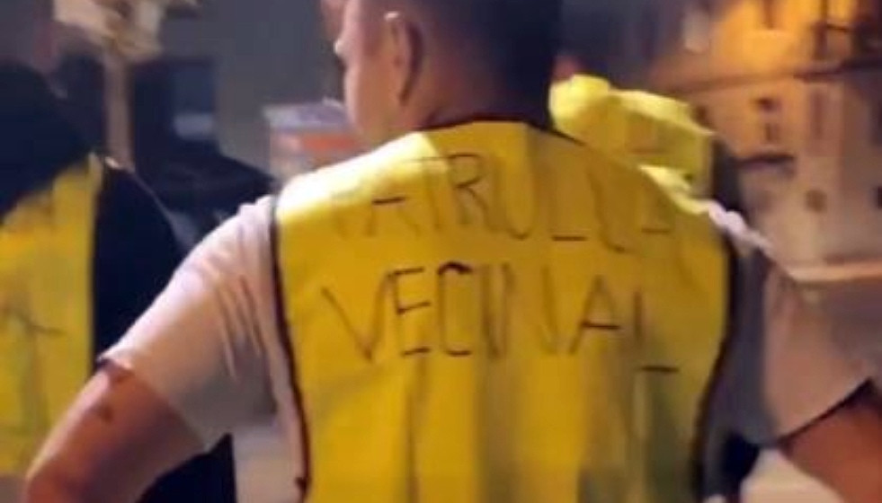 Vigilante vecinal patrullando por la noche en un frame de un vu00eddeo de Roberto Vaquero